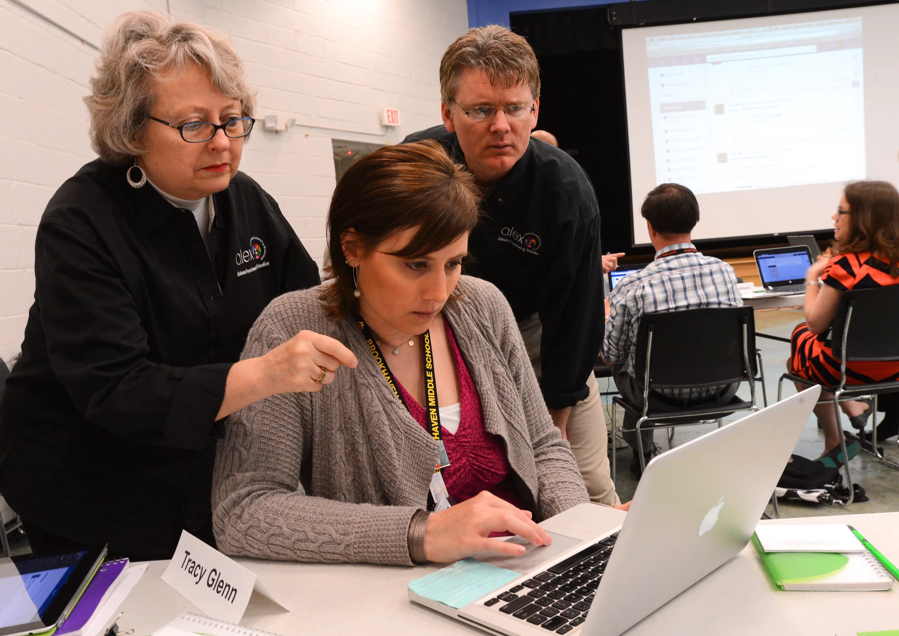 Фотографии учителей. Молодые педагоги в школе. Радостный учитель. Работа учителем с проживанием. Преподаватель с компьютером.