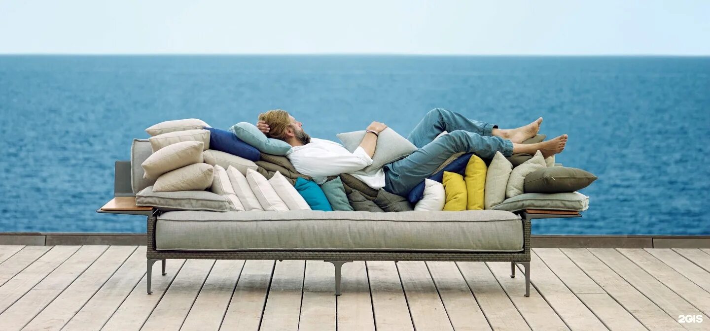 Голодный диван. Диван на пляже. Диван на море. Диван на природе. Креативная реклама мягкой мебели.
