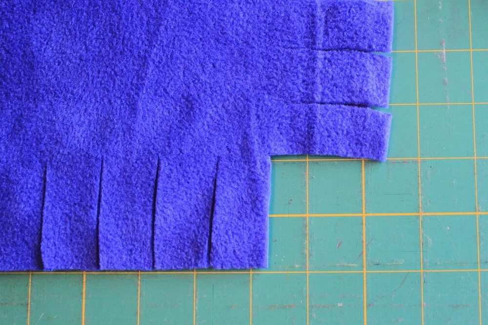 Обработка края пледа из флиса. Обработка края покрывала. Обработка края. Обшить края покрывала. Обшить край.