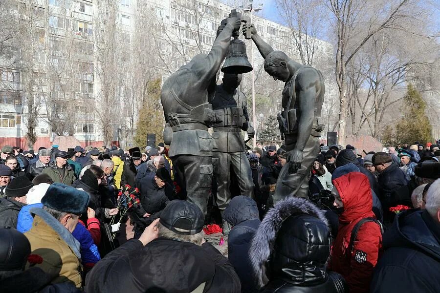 Какой сегодня 15 февраля. 15 Февраля Спартановка Волгоград парк памяти. Годовщина афганцев парк памяти Волгоград Спартановк. С праздником афганцы. Праздник 15 февраля 2024.