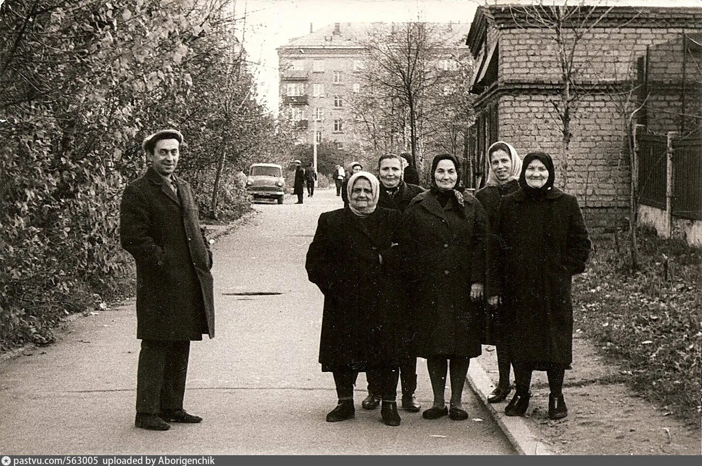 Деревня в глубинке. Дед в деревне. Пенсионеры в деревне. Старожил и сторожил. Деревенские жители.