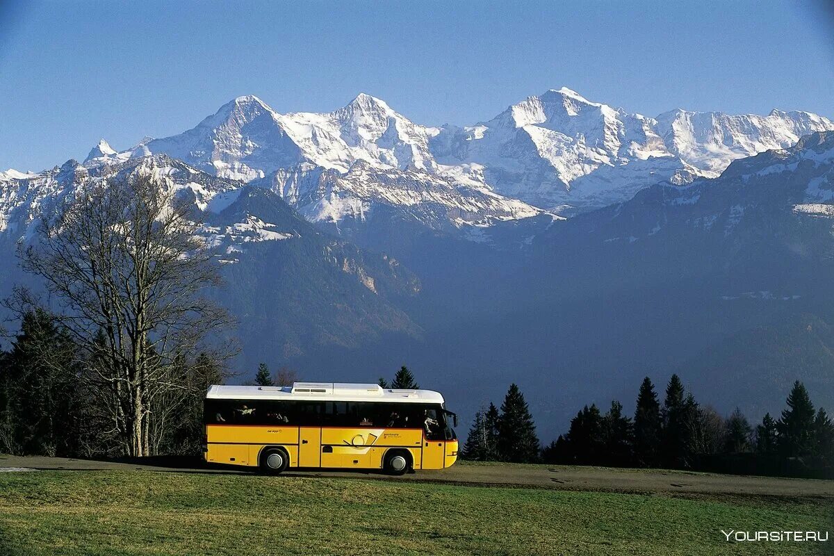 Автобус едет в горы. Туристский автобус. Автобус в горах. Автобус для путешествий. Автобусный тур в горы.