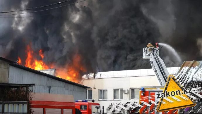 Атом сгорел. Пожар в Алматы сейчас. Барахолка горит. Пожар на Алматинской видео. Горсело FNF.