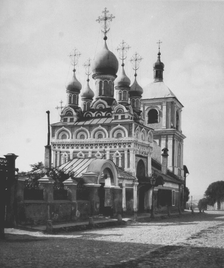 Православная церковь 18 века. Храм Успения Пресвятой Богородицы Москва. Церковь Успения Богородицы в Гончарах в Москве. Храм Успения Богородицы на Таганке в Москве. Русская православная Церковь 19 век.