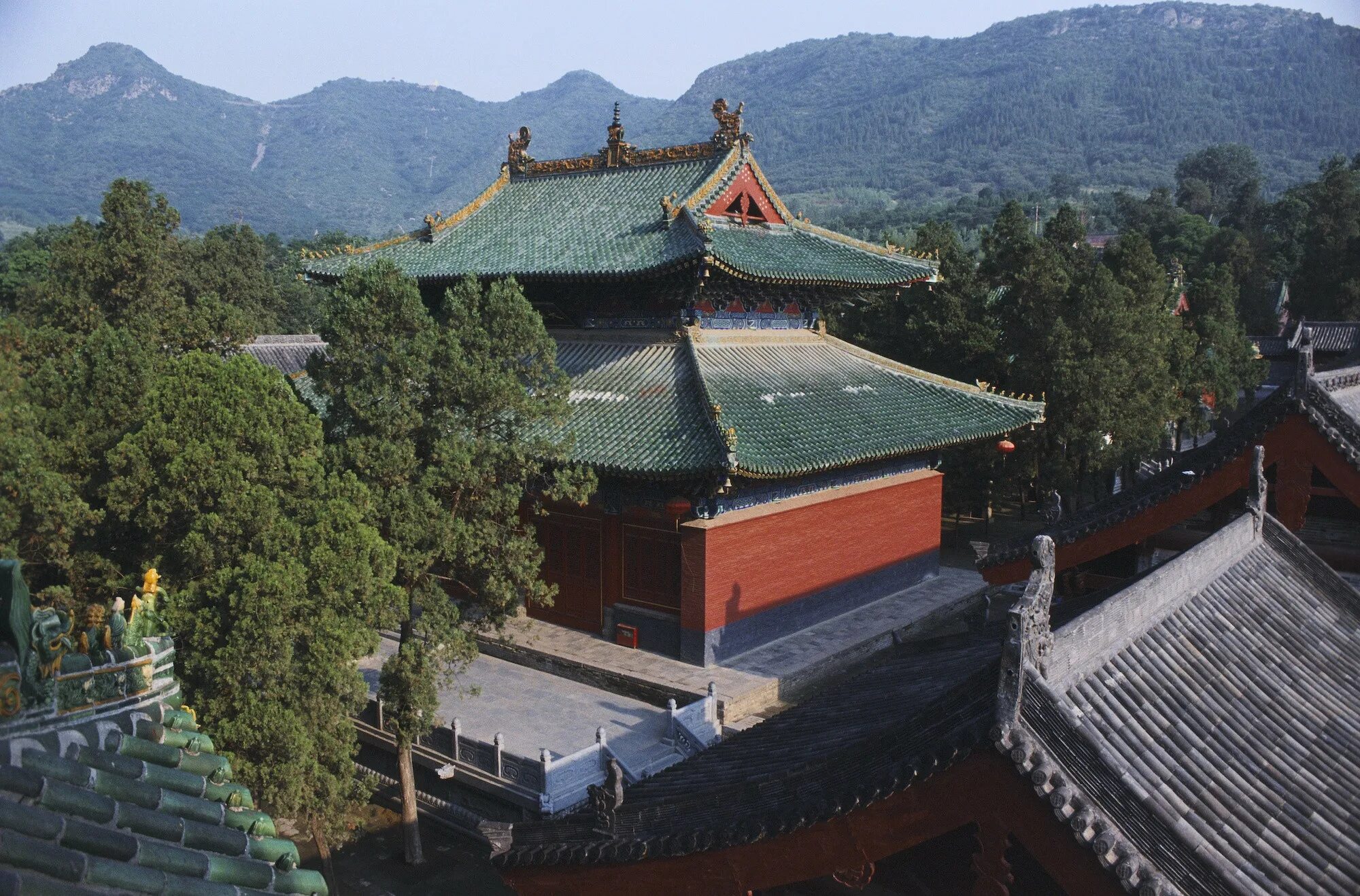 Shaolin temple. Монастырь Шаолинь Хэнань. Монастырь Шаолинь Китай. Храм Шаолинь Хэнань монастырь Шаолинь Китай. Буддийский храм Шаолинь.