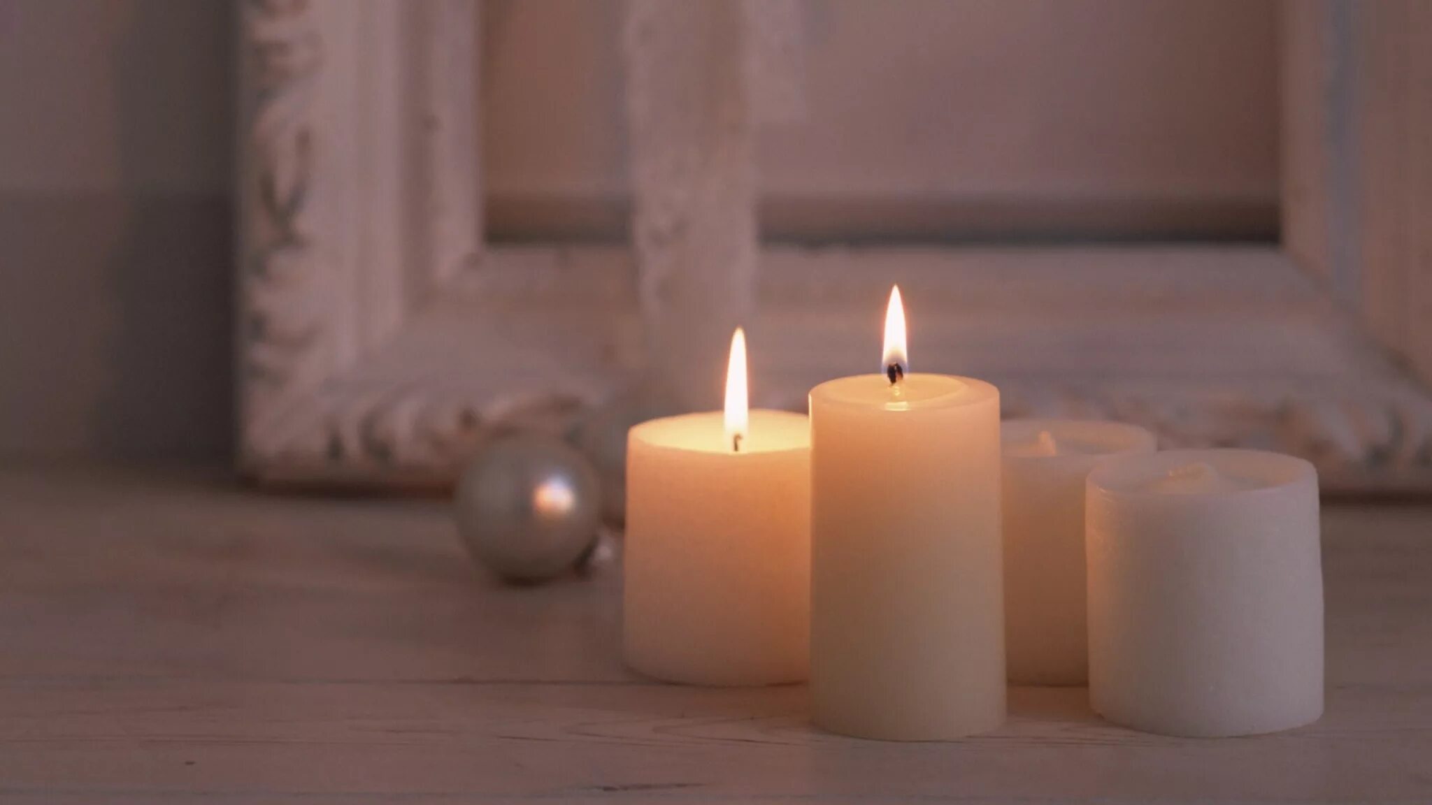 Свечи. Красивые свечки. Интерьерные свечи. Красивые белые свечи. Стучит свеча