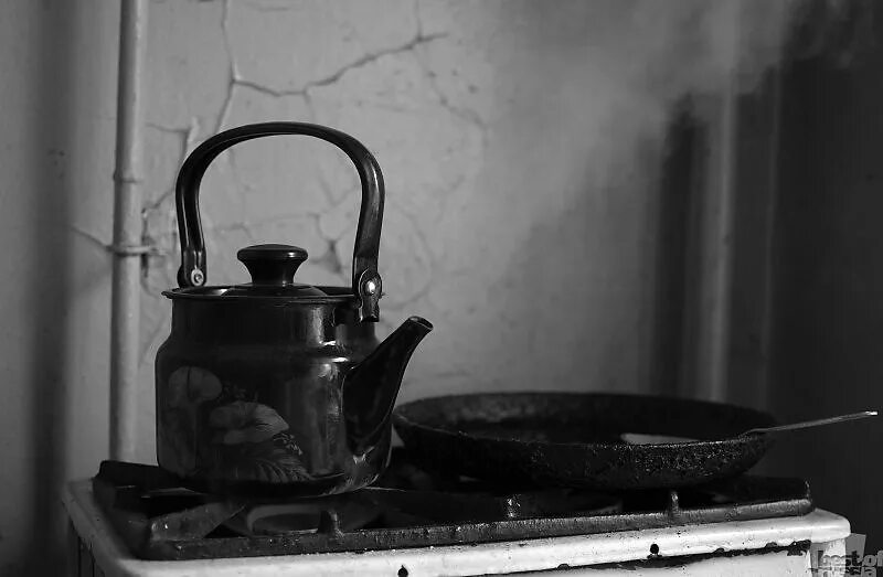 Чайник для плит. Старый чайник на плите. Чайник кипит. Чайник старый Эстетика. Кипишь поднялась