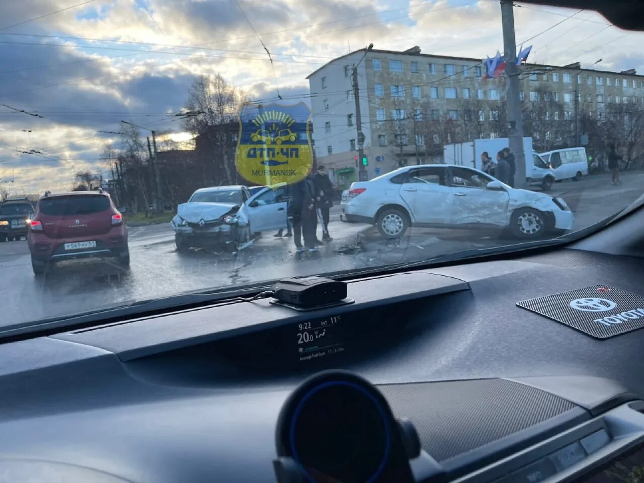 Мурманск чп сегодня. Авария на героев Североморцев Мурманск. Авария в Мурманске Рено Логана. Авария Ягуар Мурманск Мурманск.