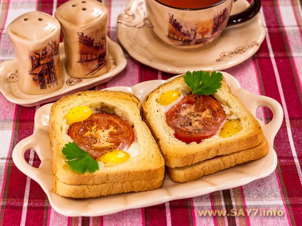 Вкусный завтрак на сковороде рецепт. Горячие бутерброды. Горячие бутерброды на завтрак. Завтрак с хлебом. Горячие бутерброды с колбасой и яйцом.