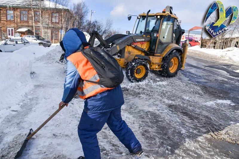 Удх мурманск. Посыпка дорог пескосоляной смесью. ММБУ управление дорожного хозяйства.