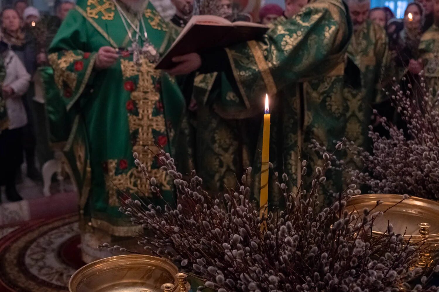 Какого числа вербное в этом году. С Вербным воскресеньем. Пасхальное бдение. Канун Вербного воскресенья. Верба на Вербное воскресенье.