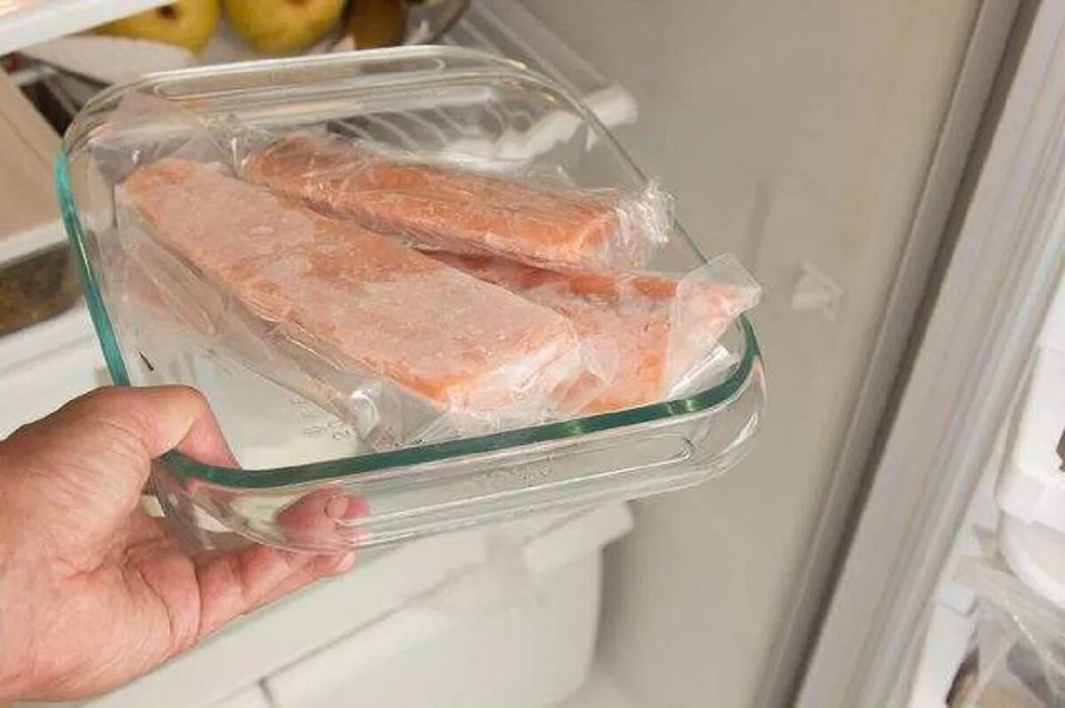 Рыба без холодильника сколько. Оттаивание замороженной рыбы. Рыба в морозилке. Замороженная рыба в холодильнике. Хранение рыбы в холодильнике.