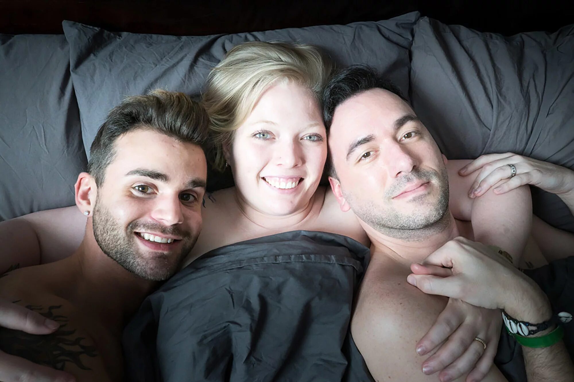 Threesome love. Шведская семья. Две семейные пары. Фотосессия с несколькими мужчинами. Мужчина и две женщины.