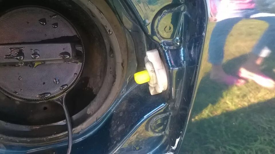 Защёлка лючка бензобака ниссан микра к12. Замок лючка бензобака nissan bluebird sylphy g11. Лючок бензобака х трейл т32 дизель. Nissan terrano 1 крышка бензобака. Крышка бензобака ниссан микра.