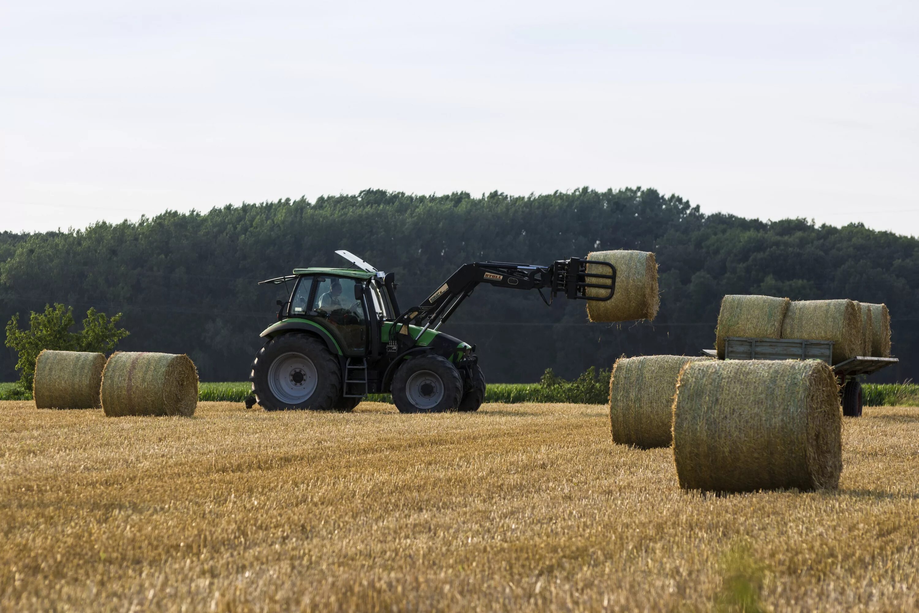 Трактор John Deer уборка сена. Farm tractor 900 сено. Трактор в поле. Уборка урожая. Технология уборки урожая