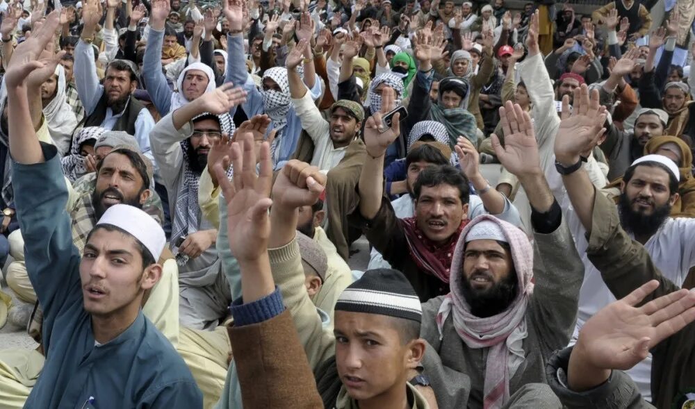 Суннит молится. Шииты в саудовской аравии. Отличие суннитов от шиитов в исламе. Талибан суннитский ислам. Суннит молится.