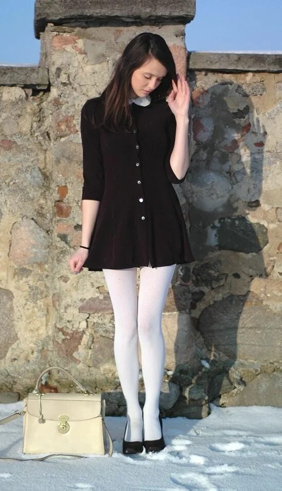 White tights. Колготки белые. Белое платье с колготками. Образ с белыми колготками. Белые колготки с шортами.