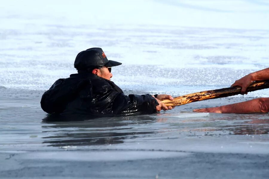 Утонувшие зимой. Человек в воде зимой.