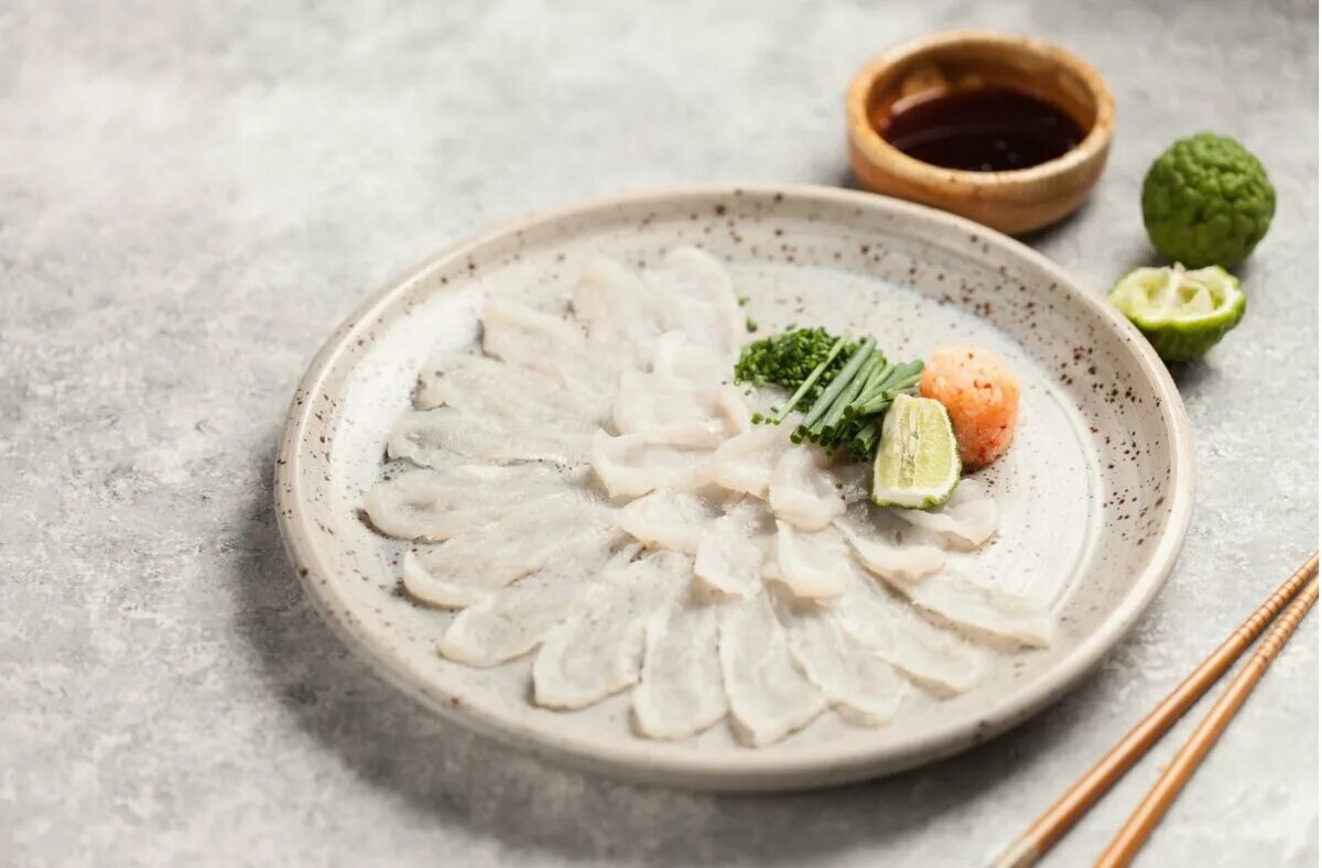 Фугу сашими. Рыба фугу готовка. Фугу зосуи. Фугу сашими. Сашими из фугу.