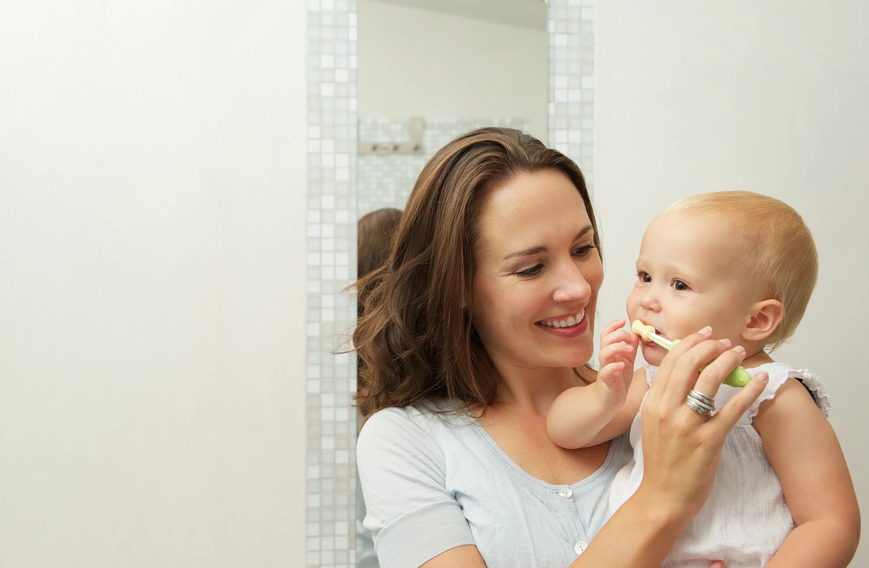 Гигиена полости рта детей младенцы. Чистка зубов малышам. Чистим зубы!. Малыш и мама. Можно ли чистить зубы ребенку
