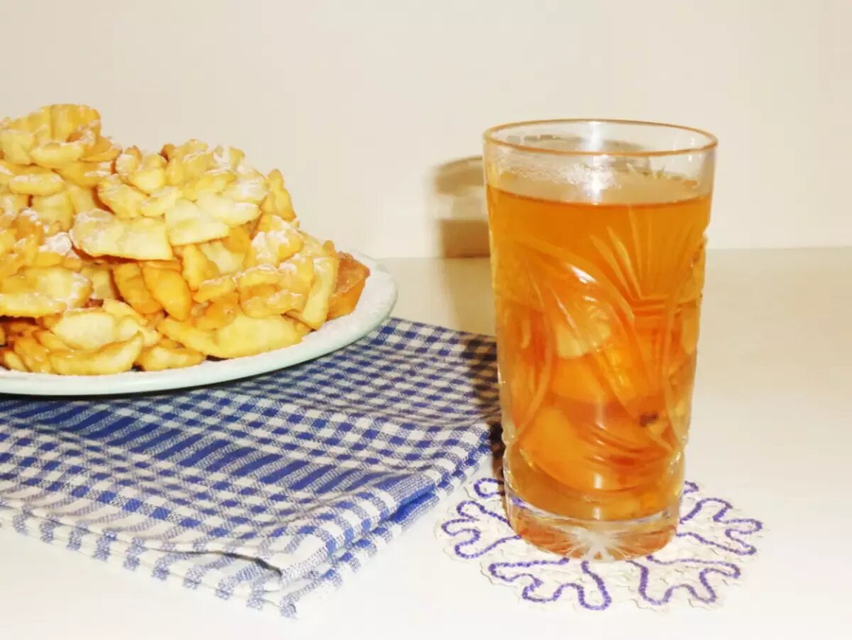 Компот из сухофруктов крепит. Школьный компот из сухофруктов. как сварить компот из сухофруктов на поминки.