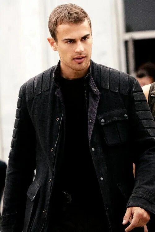 Фор лет. Тео джеймс фор. theo james дивергент. тобиас итон дивергент. тео джеймс инсургент.