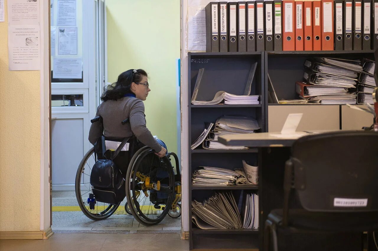 Инвалиды жкх. Трудоустройство инвалидов. Офис для инвалидов колясочников. Рабочие места для инвалидов. Занятость инвалидов.