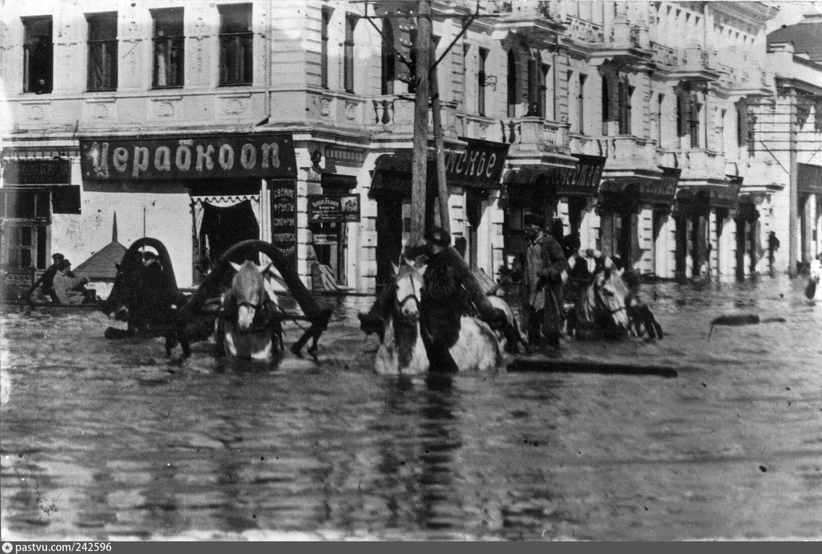 1928 год санкт петербург. Потоп в Омске 1928. Любинский проспект Омск потоп. Наводнение в 1928 году наводнение Омск. Старый Омск Любинский проспект.