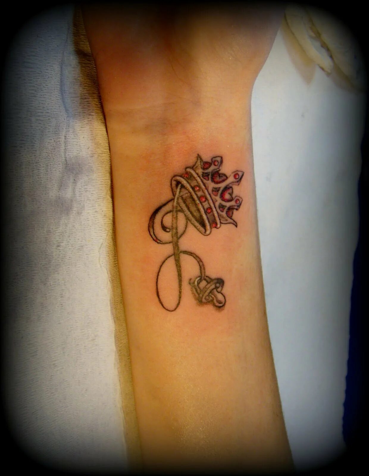 тату инициалы на запястье. тату инициалы. тату инициалы на руке. тату инициалы на запястье для девушек. татуировка инициалы.