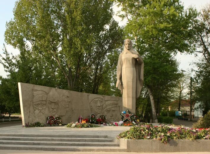 Г буденновский ставропольского края. Памятник Родина мать в Буденновске. Город Буденновск Ставропольский край. Памятник Буденному в Буденновске. Буденновск площадь города.