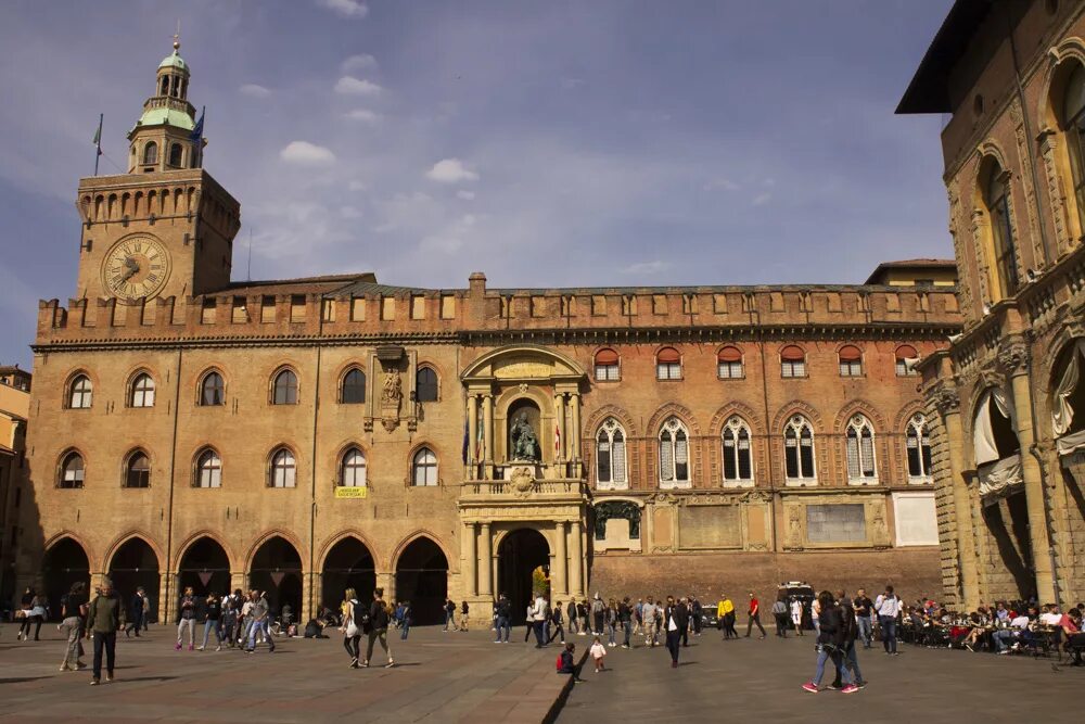 Самые первые университеты появились в. Палаццо Комунале Болонья. Болонский университет Италия 1088. Болонский университет Коперник. Первый университет в Болонье.