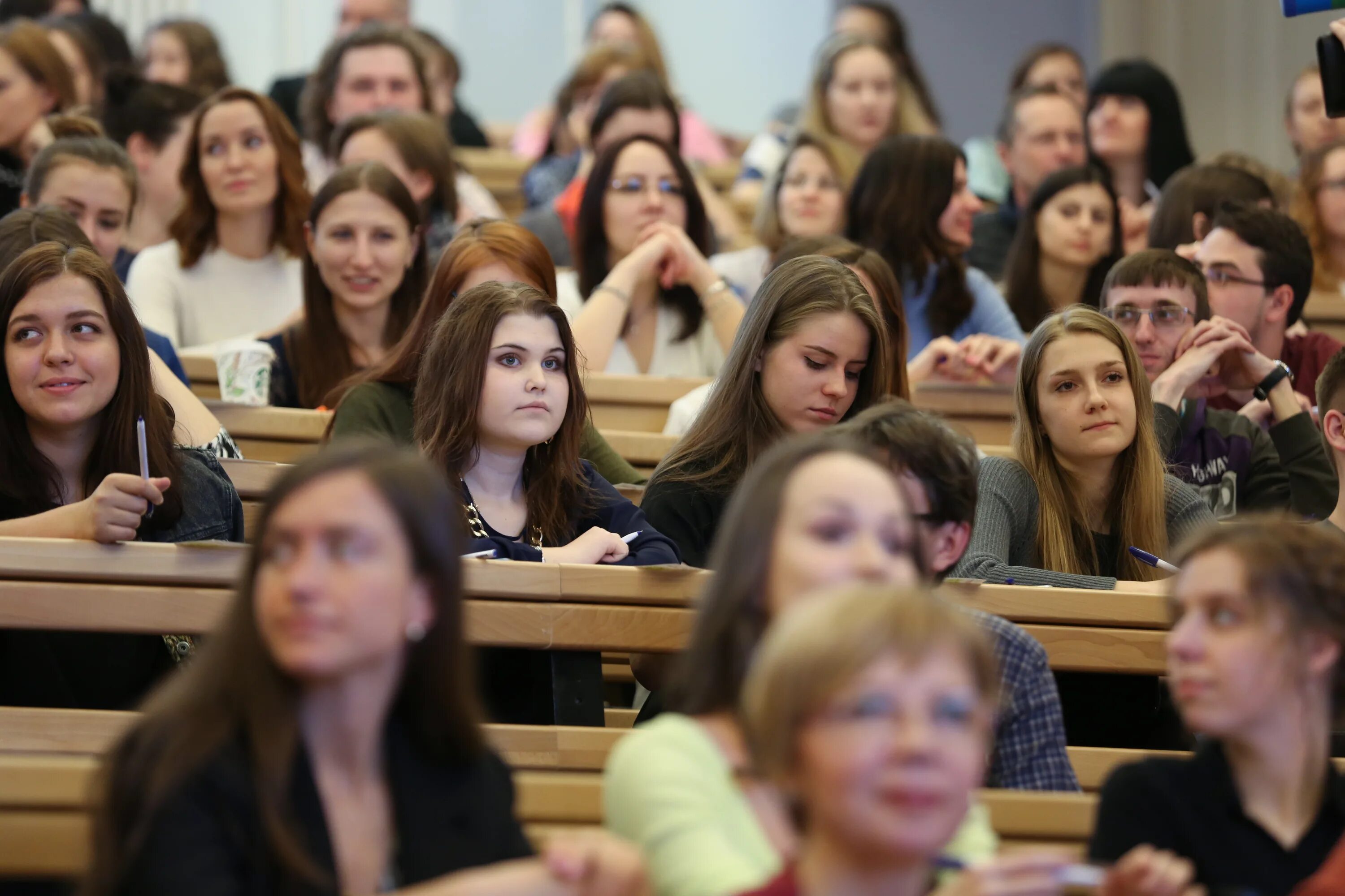 Колледж можно не ходить. Студенты в аудитории. Студентка вуза. Аудитория в колледже. Институт студенты.