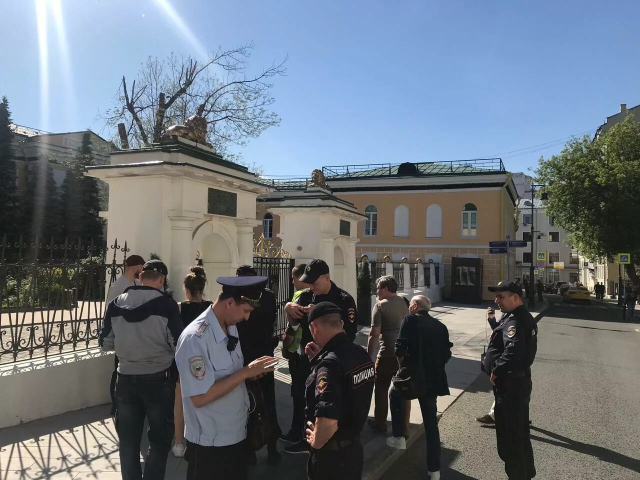 Запись в консульство армении. Посольство армении в москве. армянский переулок 2 посольство армении. сотрудники посольства армении в москве. армянски пасолства москве.