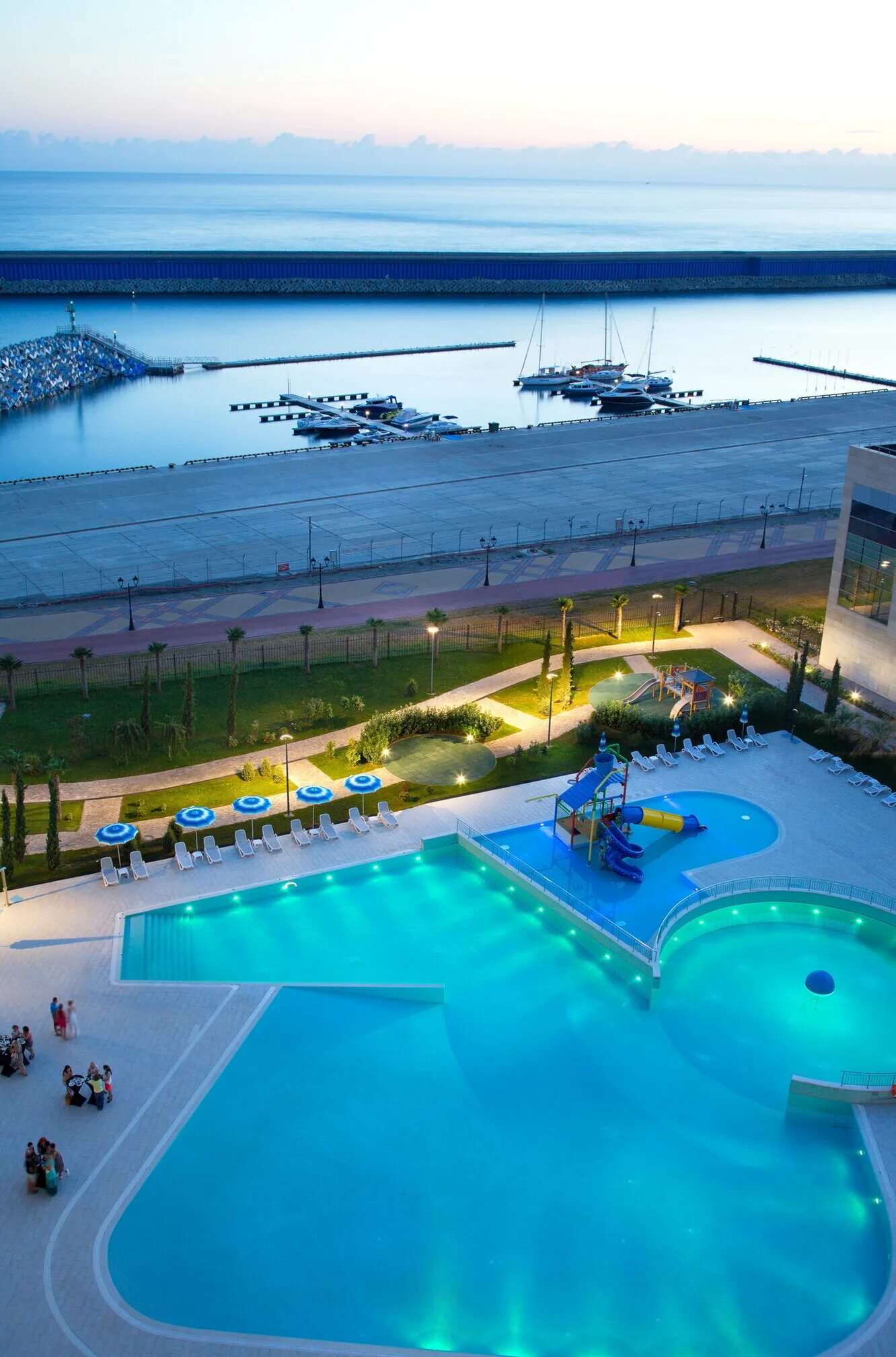 Сочи отель на берегу с бассейном. Отель рэдиссон блю резорт сочи. radisson blu адлер. рэдиссон блю конгресс сочи. пляж рэдиссон конгресс адлер.