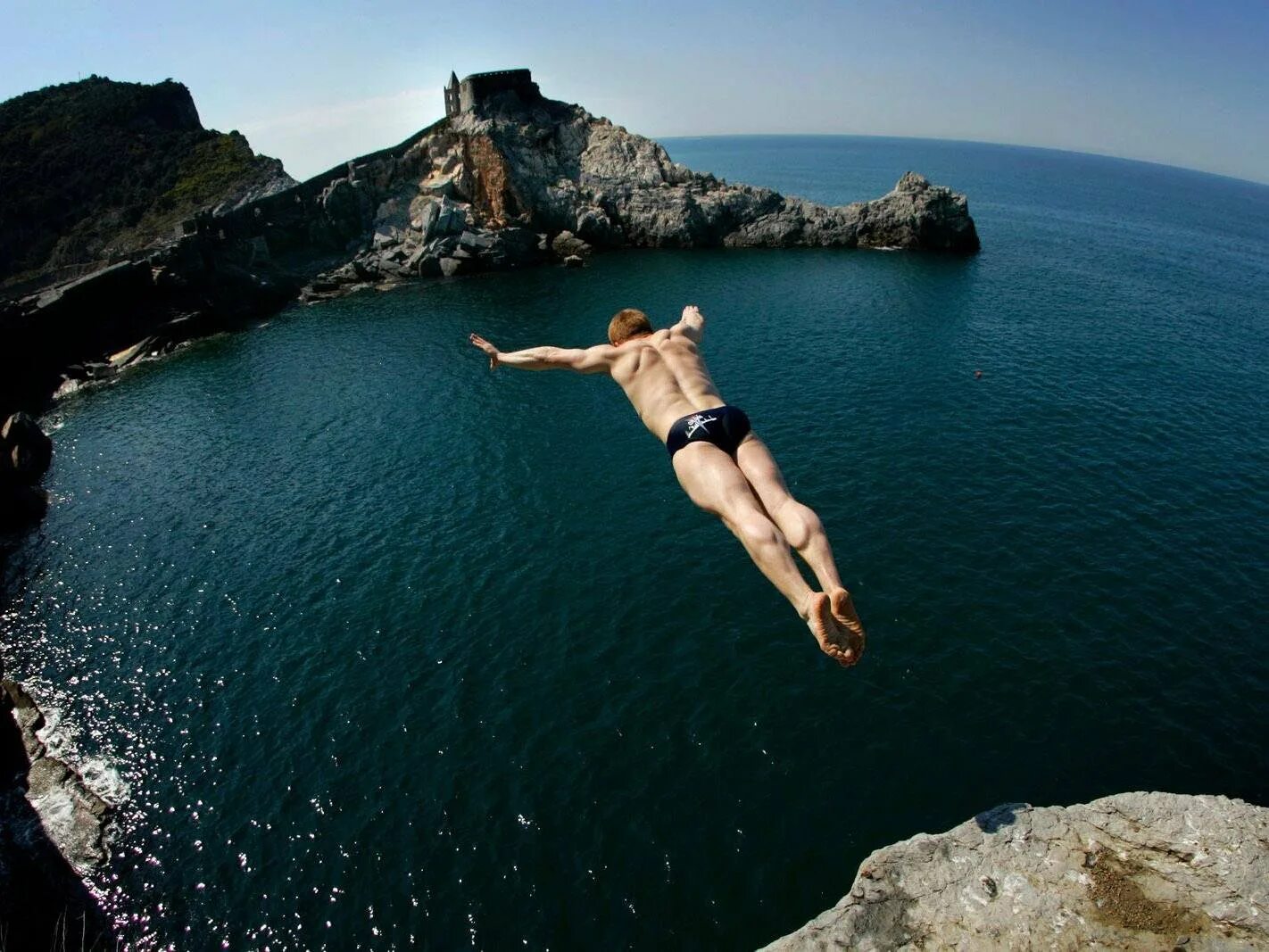 Мыс фиолент прыжки со скалы. Ливанские дети обрыв. Прыгнуть с обрыва. Прыжки со скал. Прыжок в воду со скалы.