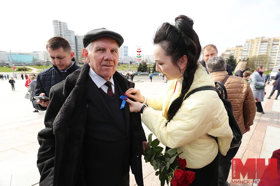 1 июля отмечают. Город-герой Минск ветераны. Акция цветы героям победителям. Картинки возложение цветов город Данилов.