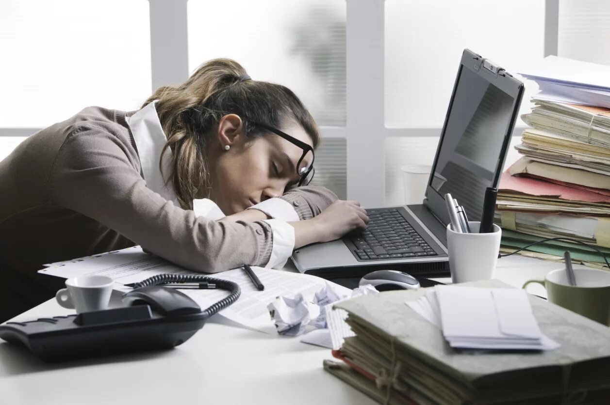Работа с людьми сложно. Уставший человек в офисе. Усталость в офисе. Уставший человек на работе. Усталость за компьютером.