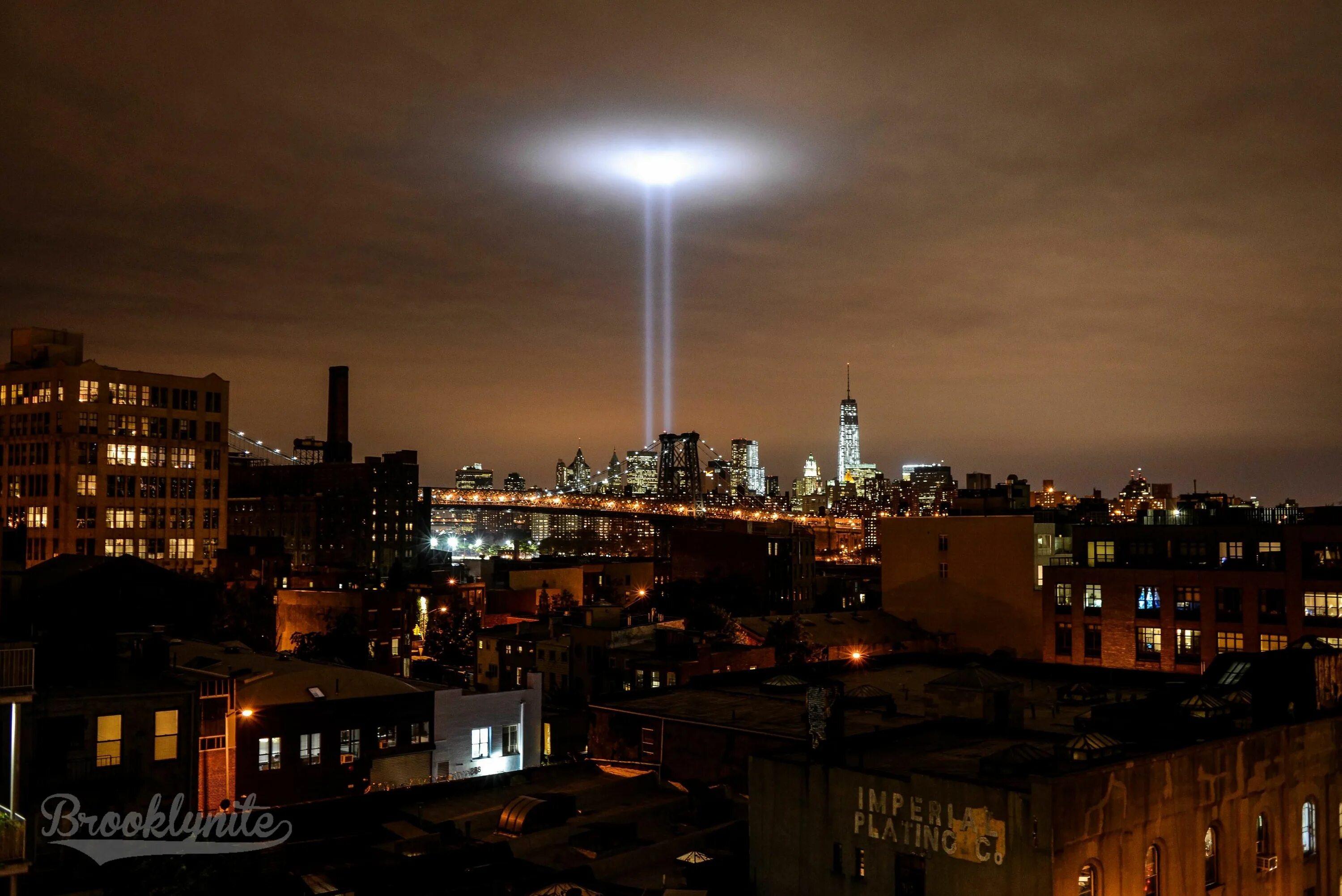 Инсталляция «посвящение в свете» Нью Йорк. Столбы света в Нью Йорке. Световые столбы. Столб свет в городе. Прожектора над