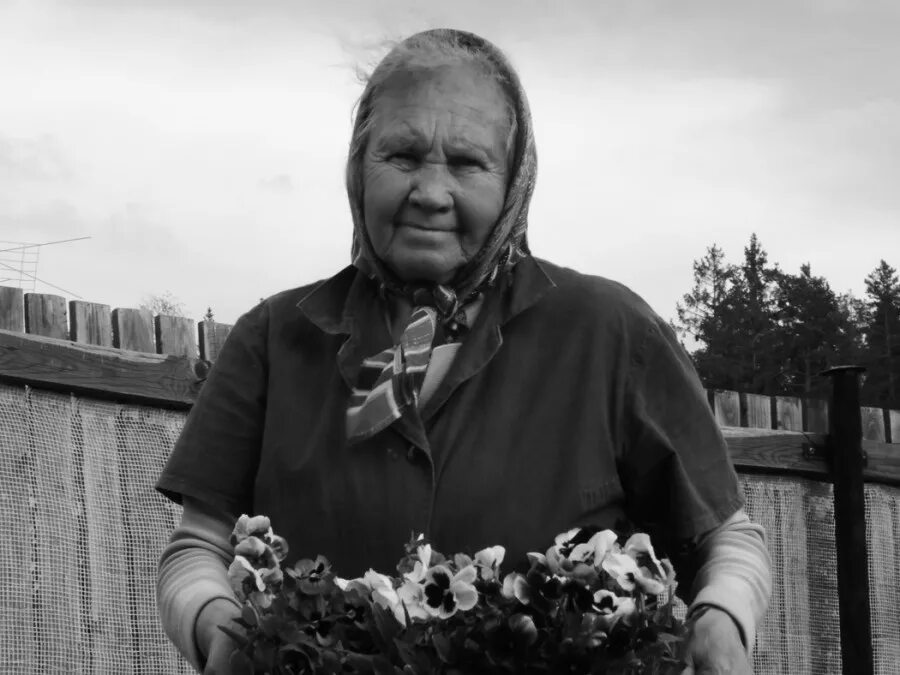 Во сне незнакомая бабушка. Злая пожилая женщина. Бабка грозит. Бабушка в свелом платье. Во сне незнакомая бабушка.