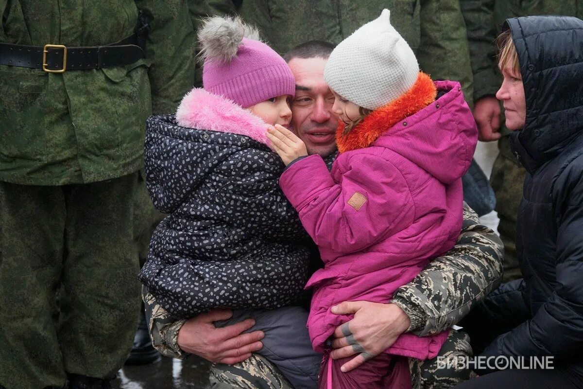 Мобилизация многодетных отцов новости сегодня. Многодетные мобилизация. Дети провожают мобилизованных. Мобилизация в Татарстане. Эшелон мобилизованных.