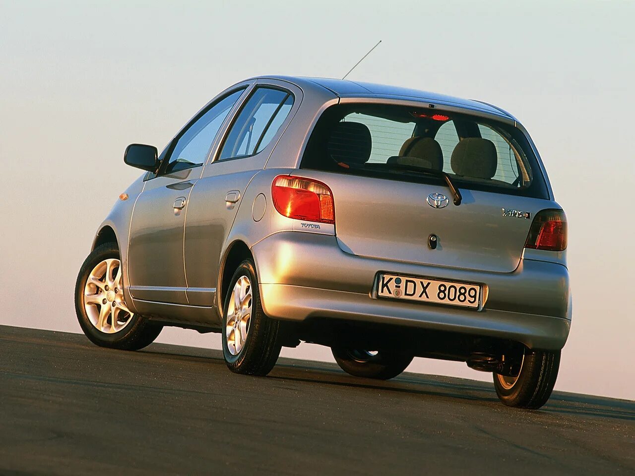 Ярис 1.3. Toyota Yaris 1999-2003. Toyota Yaris 1999. Toyota Yaris 1 поколение. Toyota Yaris 2001 1.3.