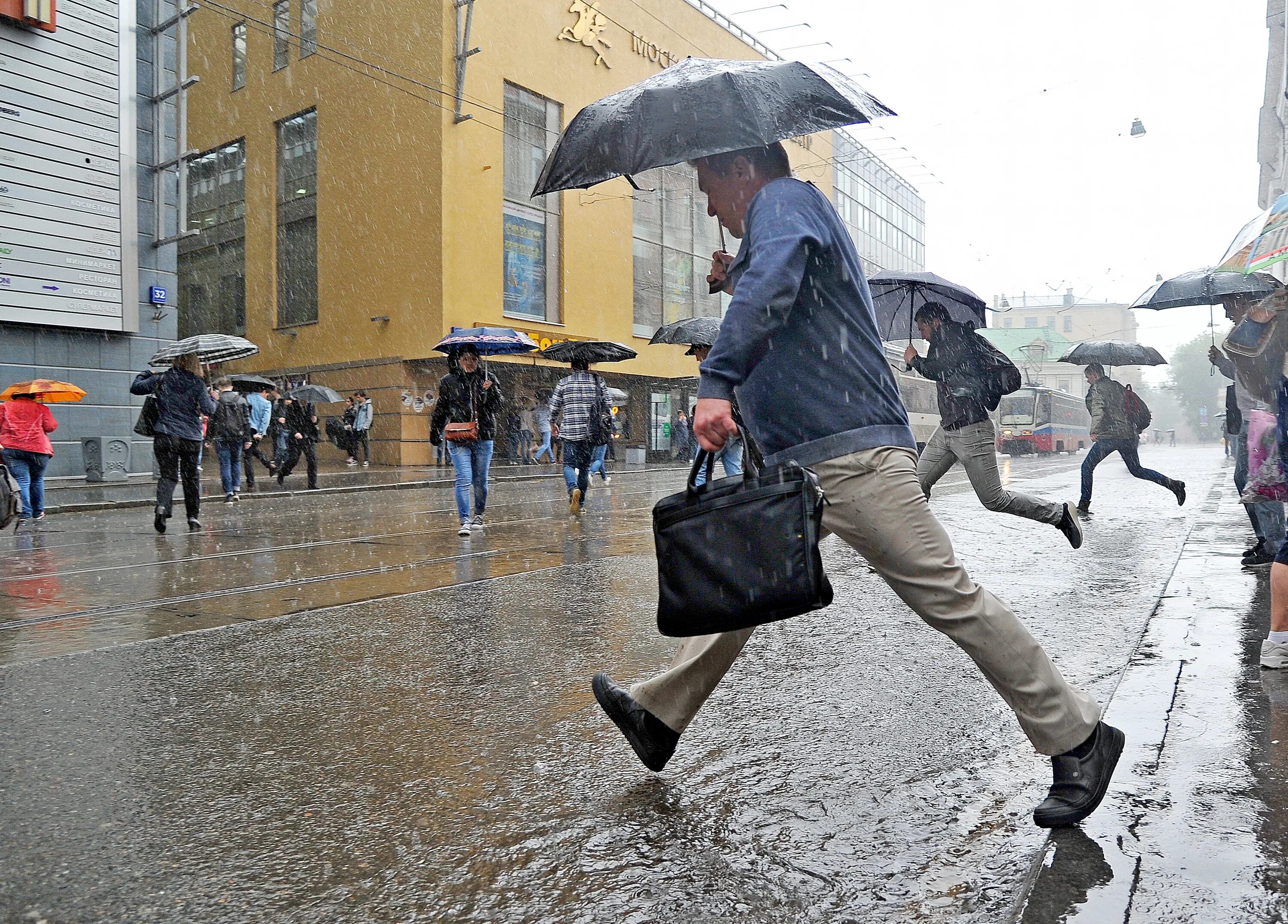 Работают во время дождя. Жёлтый уровень опасности в Москве. Дождливая Москва. Дождь в Москве. Дождик в Москве.