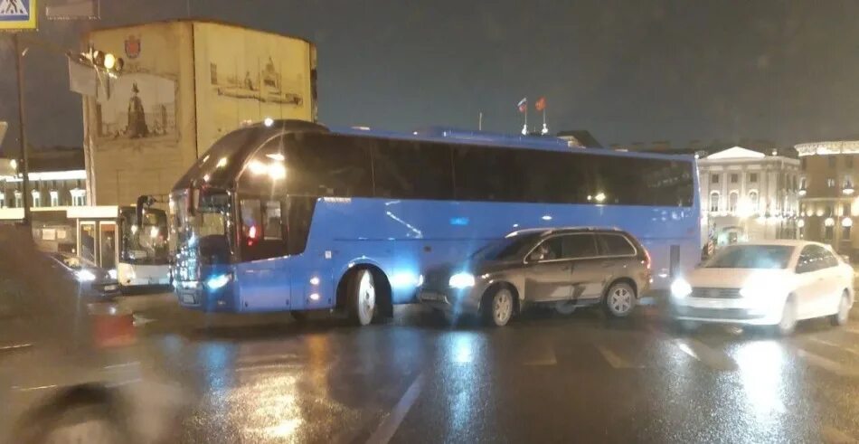 Авария экскурсионного автобуса. Автобус на Исаакиевской площади. Туристические автобусы на Исаакиевской площади. Фото ДТП С экскурсионным автобусом.