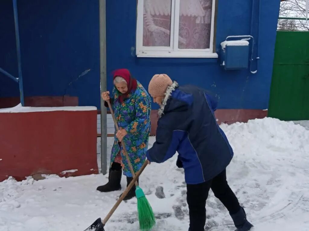 Помощь снежку. Уборка двора после зимы. Уборка частного двора после зимы. Стартует акция помощь пожилым.