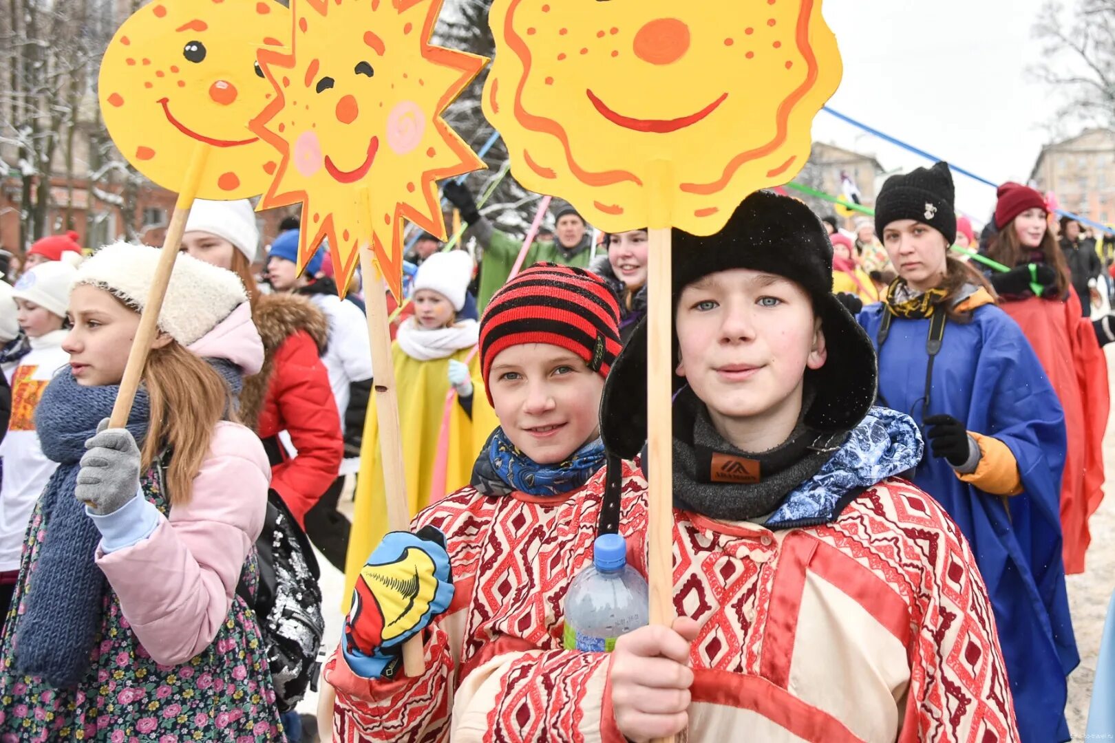 Масленичные гуляния в детском саду. Горный щит Арлекино Масленица. Масленица атрибуты праздника. Украшения на Масленицу. Уличные гуляния.