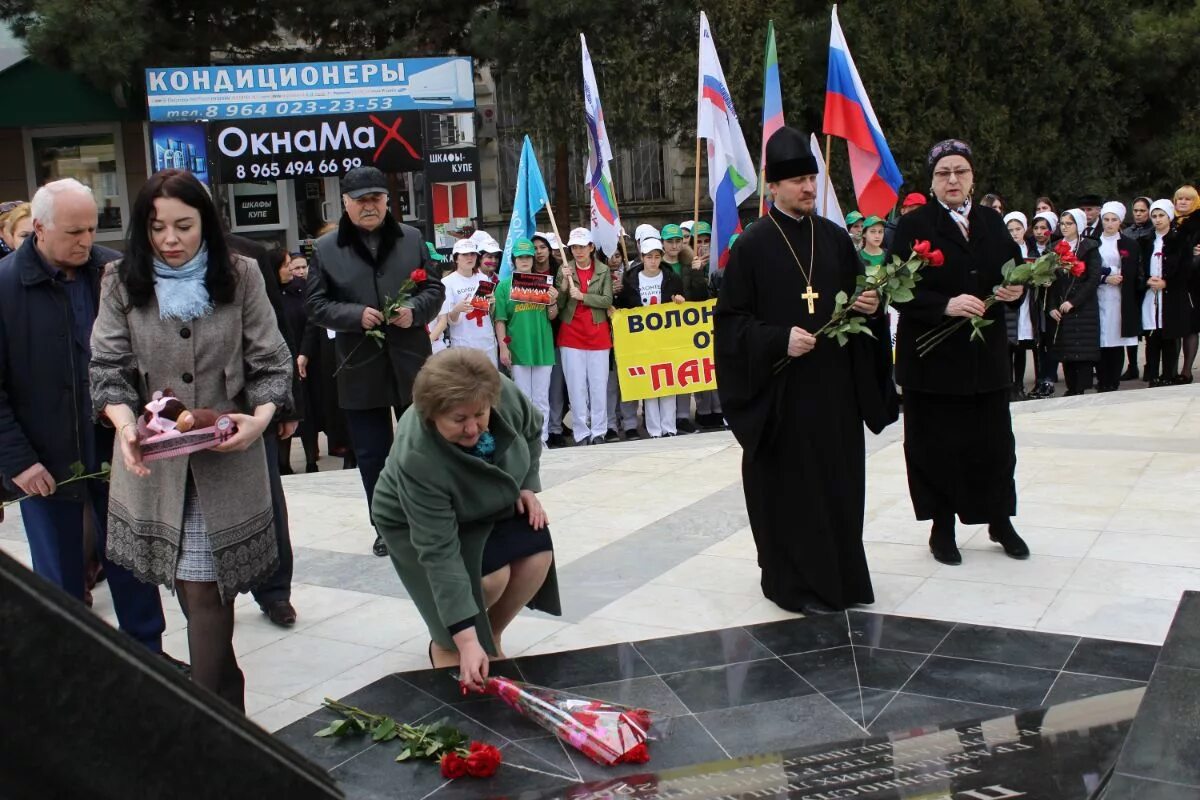 28 траур. Возложение цветов Кемерово. Черкесск траурное мероприятие пожар.