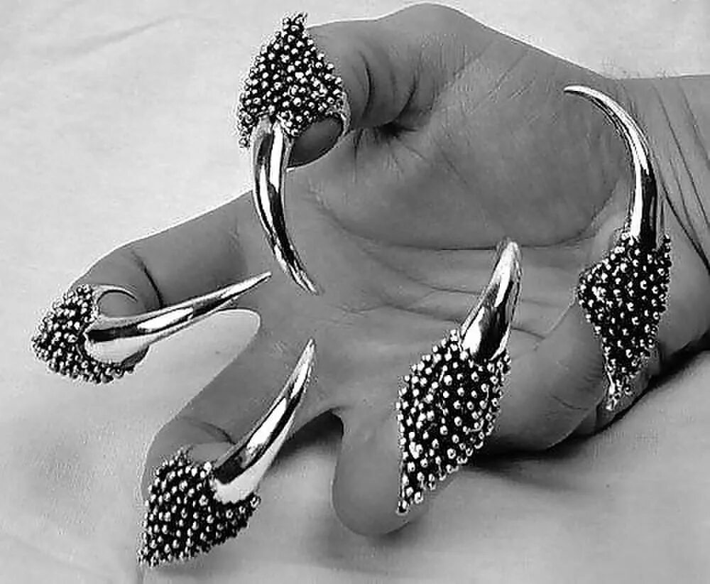 Богачи делают украшения из пальцев и ушей. Кольцо скорпион на руке. Кольцо на большом пальце у девушки. Кольца на пальцах у женщин. Огромные кольца на палец.