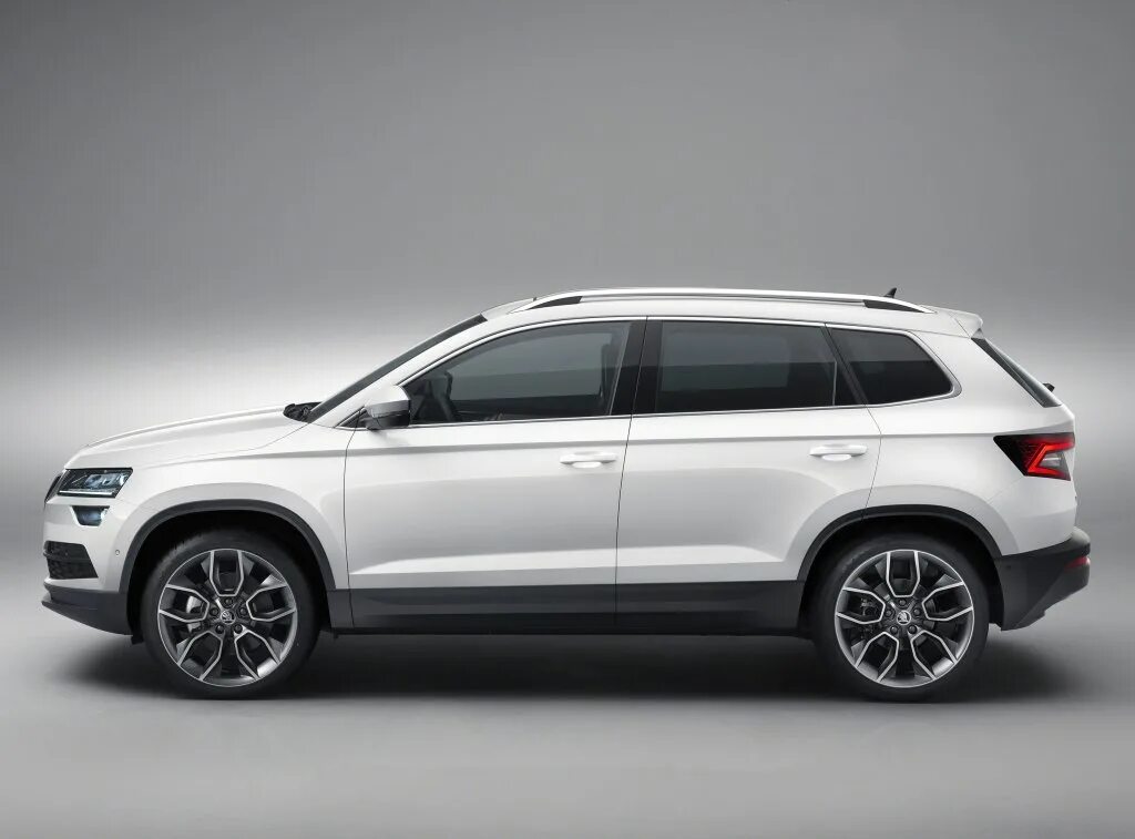 Karoq. Škoda karoq кроссовер. skoda karoq 2018. шкода карок белый. skoda karoq сбоку.