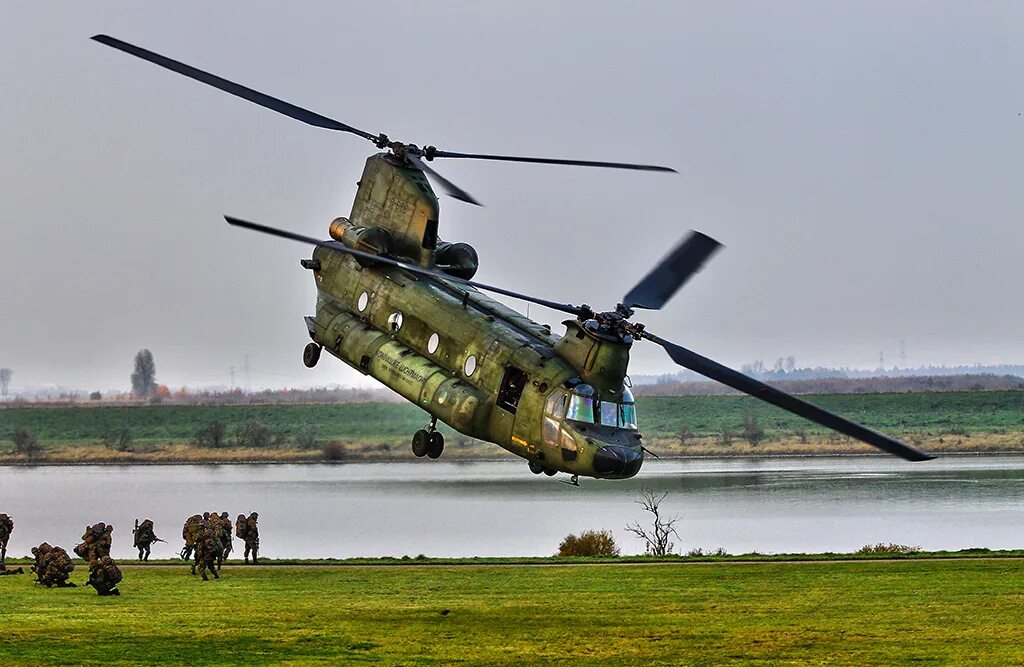 Вертолет в болотах ми. Вертолет Ch-47 Chinook. Вертолет Ch-47 Чинук. Boeing Ch-47 Chinook. Boeing Ch-47 Chinook вертолёты США.