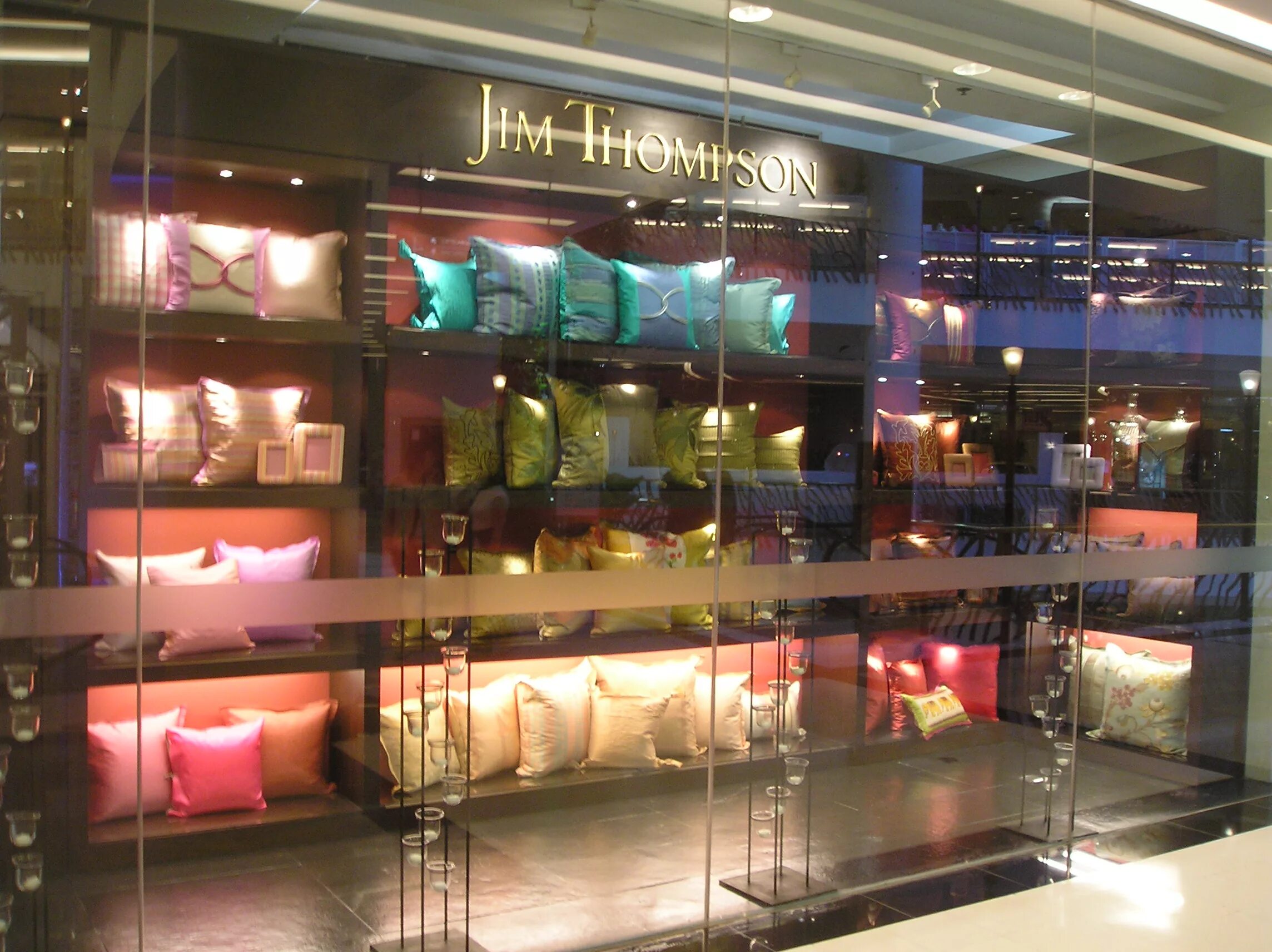 Джим томсон косметичка. Джим томпсон таиланд шелк. Jim thompson factory outlet. Джим магазин. Jim thompson сумки.